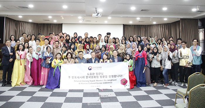  
Visitors to the Korean Cultural Center in Indonesia pose for a photo with Minister of Culture, Sports and Tourism Do Jonghwan. 
